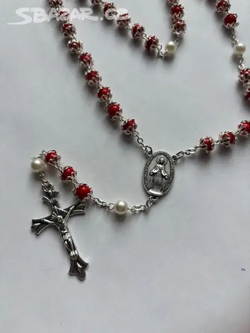 Krásný růženec zdobený bílými košíčkami