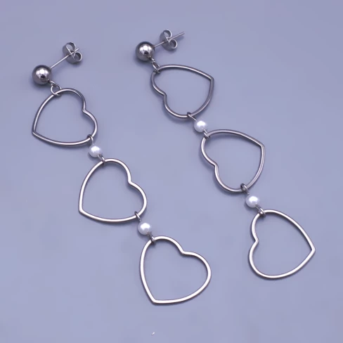 Visací náušnice s otevřenými srdíčky a bílými perličkami