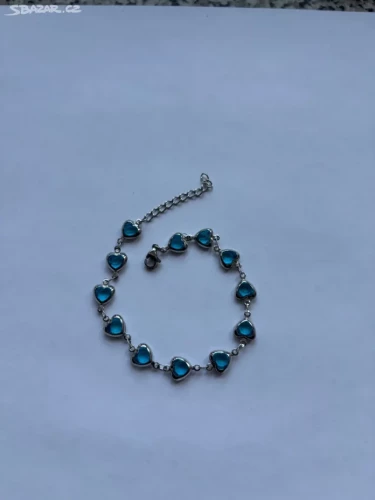 Módní náramek se srdíčky z chirurgické oceli