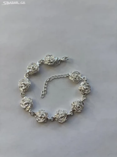 Dámský náramek s růžičkami