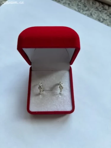 Stříbrné náušničky s motivem nekonečna