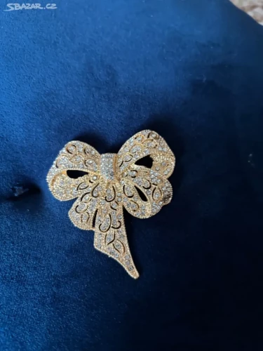 Zlacená brož zdobená kamínky