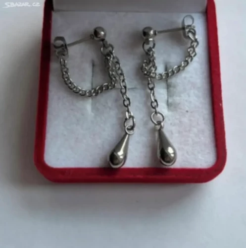 Elegantni náušnice zdobené kapkami z chir.oceli