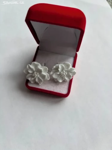 Náušnice ve tvaru kytiček bílé