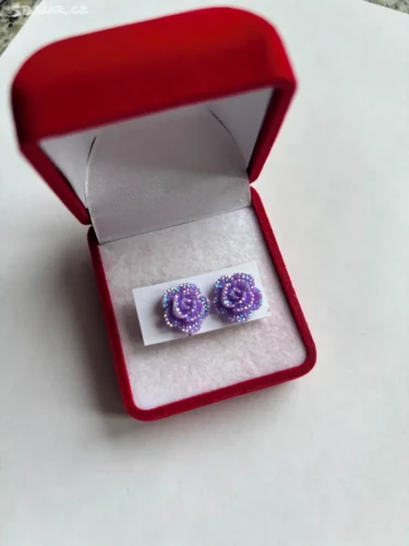 Náušnice ve tvaru růžiček v zářivě fialové barvě