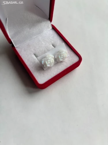 Náušnice ve tvaru růžiček v zářivě bílé barvě