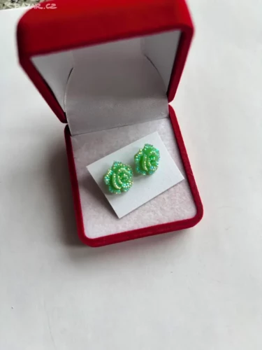 Náušnice ve tvaru růžiček v zelené barvě