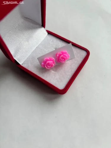 Náušnice ve tvaru růžiček v sytě růžové barvě