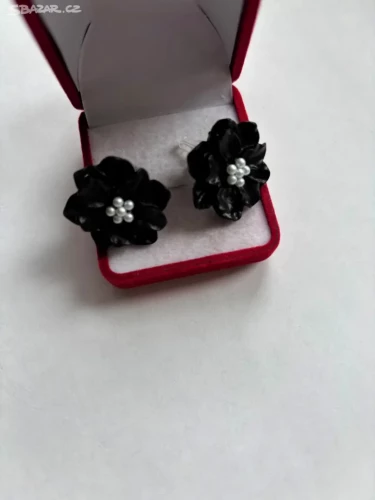 Náušnice ve tvaru kamélie
