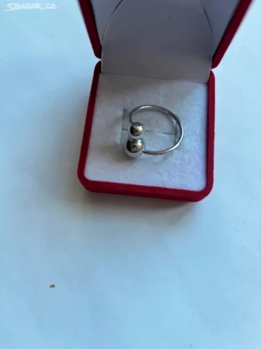 Prstýnek z chirurgické oceli s kuličkami