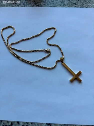 Zlacený kříž vzhůru nohama z chirurgické oceli s řetízkem