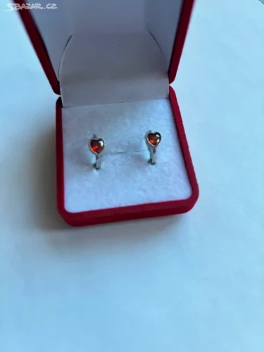 Náušnice ze stříbra srdce z červeným zirkonem