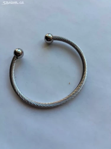 Elegantni otevřený náramek z chirurgické oceli