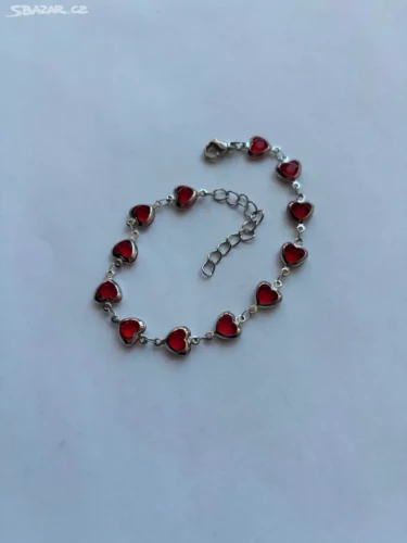 Módní náramek se srdíčky z chirurgické oceli v barvě červené