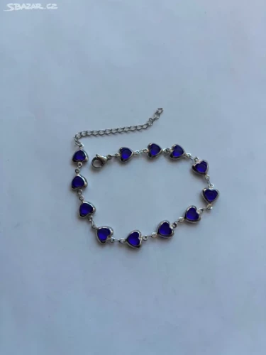 Módní náramek se srdíčky v tmavě modré barvě z chirurgické oceli