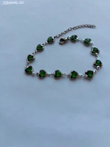 Módní náramky se srdíčky z chirurgické oceli v tmavě zelené barvě