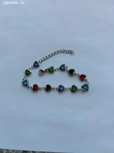 Módní náramek se srdíčky z chirurgické oceli v různých barvach