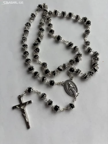 Luxusní růženec dekorovaný bílými košíčky