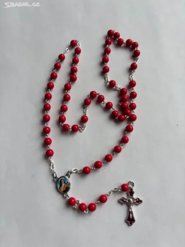 Růženec zdobený červenými perličkami