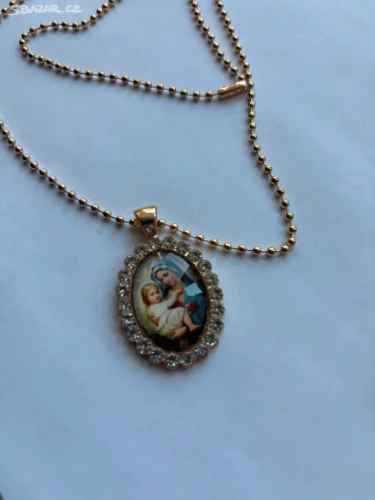Oválný zlacený přívěsek panny Marie s Ježíškem