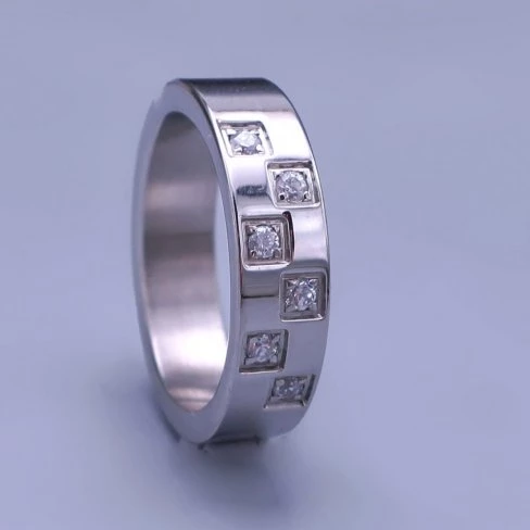 Dámský prsten z chirurgické oceli s čirými zirkony