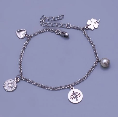 Krásný jemný náramek s přívěsky z chirurgické oceli