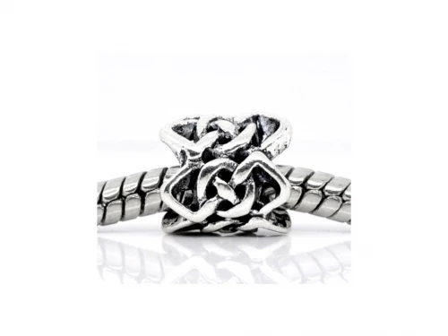 Krásný kovový korálek tvořený velkým uzlem.