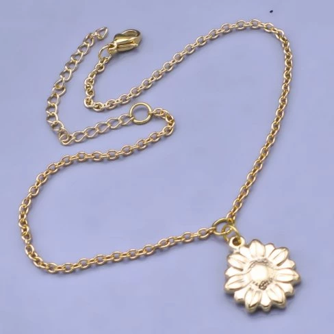 Pozlacený řetízek na nohu s kytičkou z chirurgické oceli