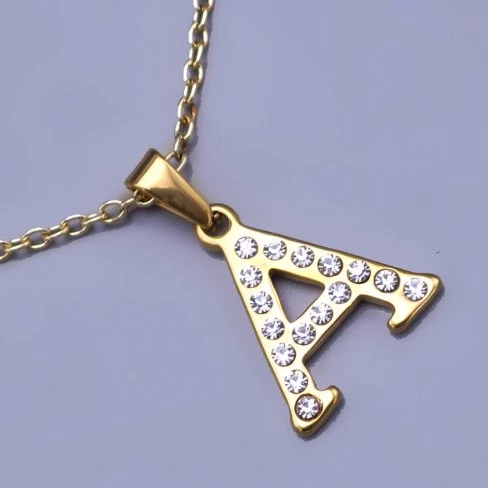 Zlacené písmeno A s řetízkem z chirurgické oceli