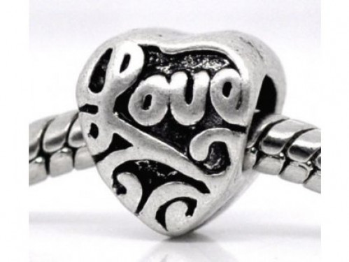 Nádherný kovový korálek ve tvaru srdíčka s nápisem Love