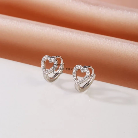 Stříbrné náušnice s bílým kamenem kroužky se srdíčkem