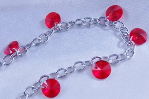 Náramek z chirurgické oceli s krystaly Swarovski červený