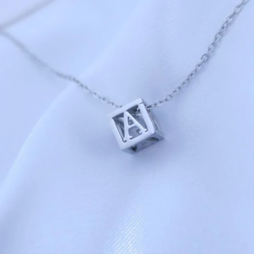 Přívěsek kostička s písmenkem na řetízku > varianta A