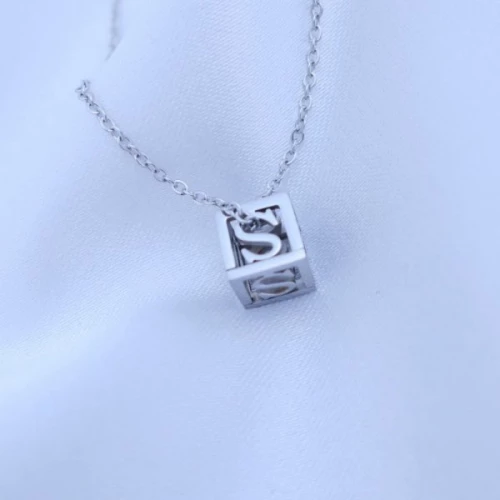 Přívěsek kostička s písmenkem na řetízku > varianta S