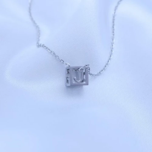 Přívěsek kostička s písmenkem na řetízku > varianta J