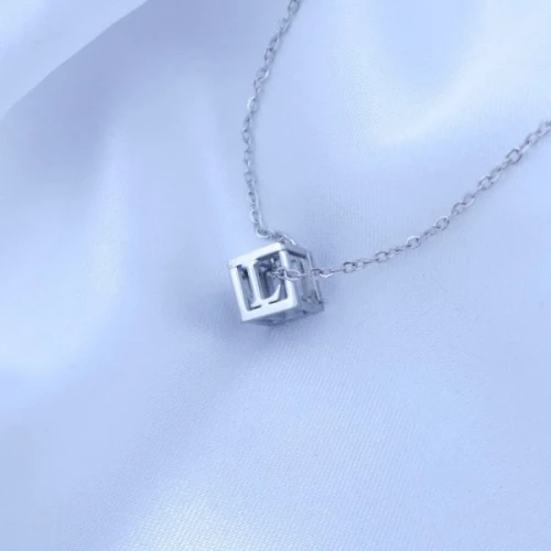 Přívěsek kostička s písmenkem na řetízku > varianta L