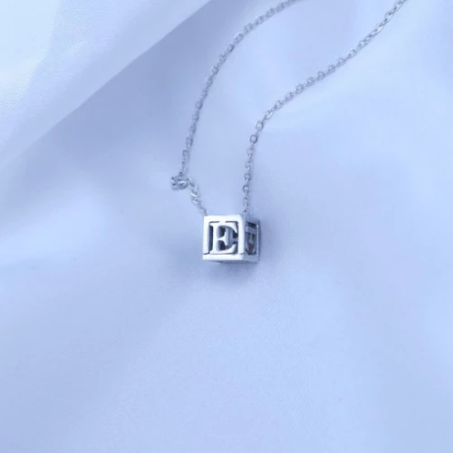 Přívěsek kostička s písmenkem na řetízku > varianta E