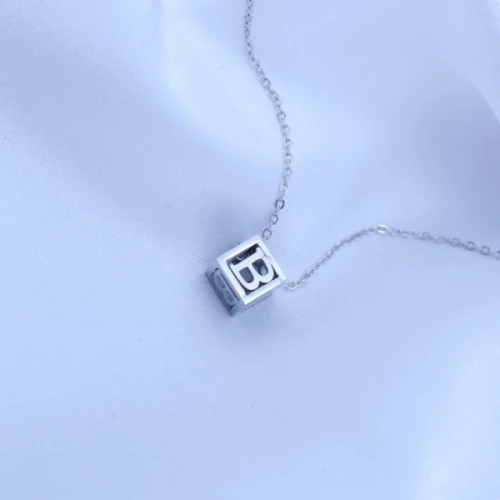 Přívěsek kostička s písmenkem na řetízku > varianta B