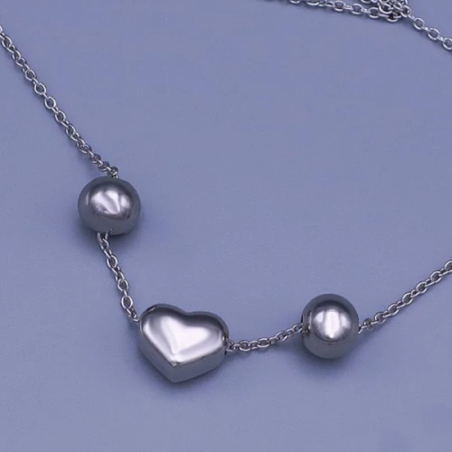 Řetízek se srdíčkem a korálky z chirurgické oceli