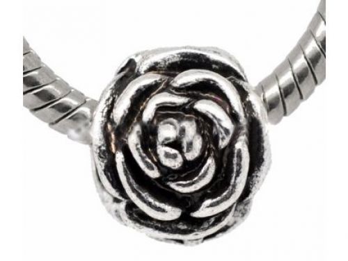 Krásný kovový korálek ve tvaru růže.