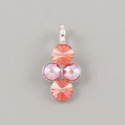 Přívěsek zdobí Rivoli Swarovski 6mm a Šatonové růže