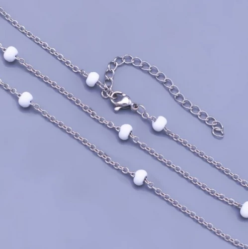 Řetízek z chirurgické oceli s bílými perličkami
