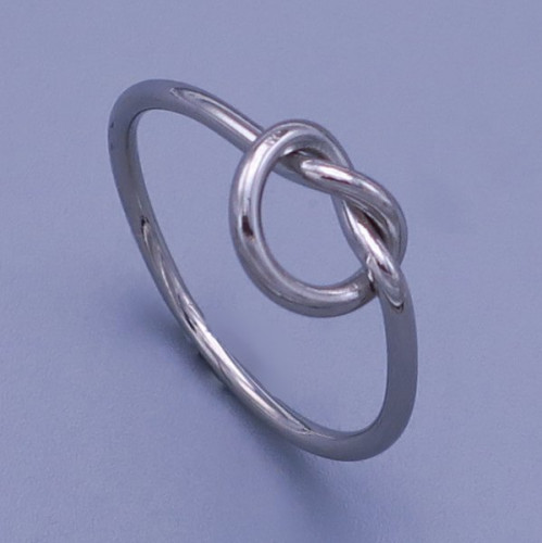 Dámský jemný prsten se zajímavým detailem uzlíku