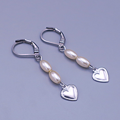 Dětské náušnice srdíčka s bílými perleťovými oválky – chirurgická ocel