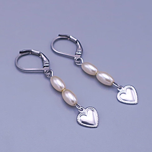 Dětské náušnice srdíčka s bílými perleťovými oválky – chirurgická ocel