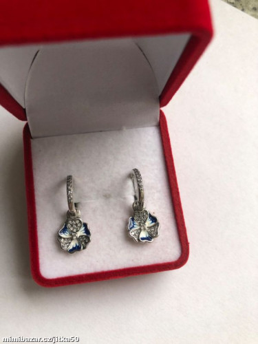 Stříbrné kroužky zdobené kytičkami