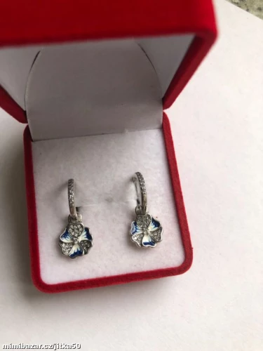 Stříbrné kroužky zdobené kytičkami