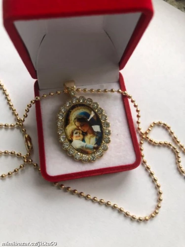 Oválný přívěsek Panny Marie s Ježíškem