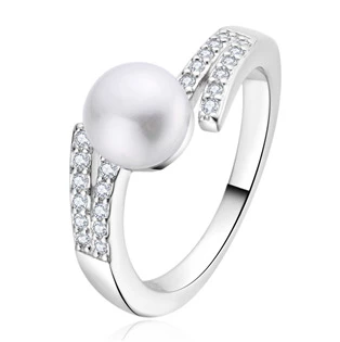 Stříbrný prsten s perlou