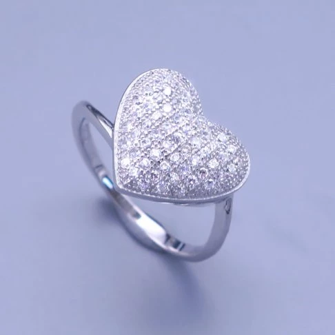 Nádherný dámský stříbrný prstýnek se zářivým srdíčkem